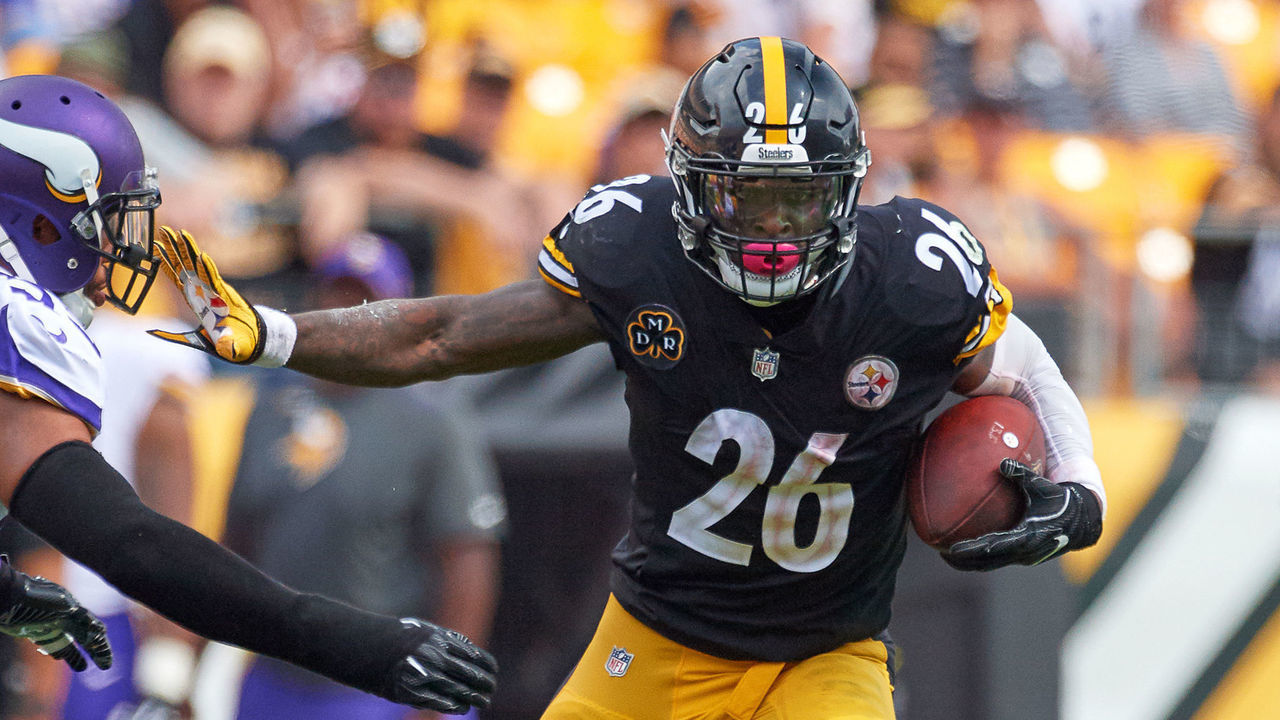 PITTSBURGH, PA - SEPTEMBER 17: Running back Le'Veon Bell #26 of the Pittsburgh Steelers runs with the football during an NFL football game between the Minnesota Vikings and the Pittsburgh Steelers on September 17, 2017 at Heinz Field in Pittsburgh, PA.