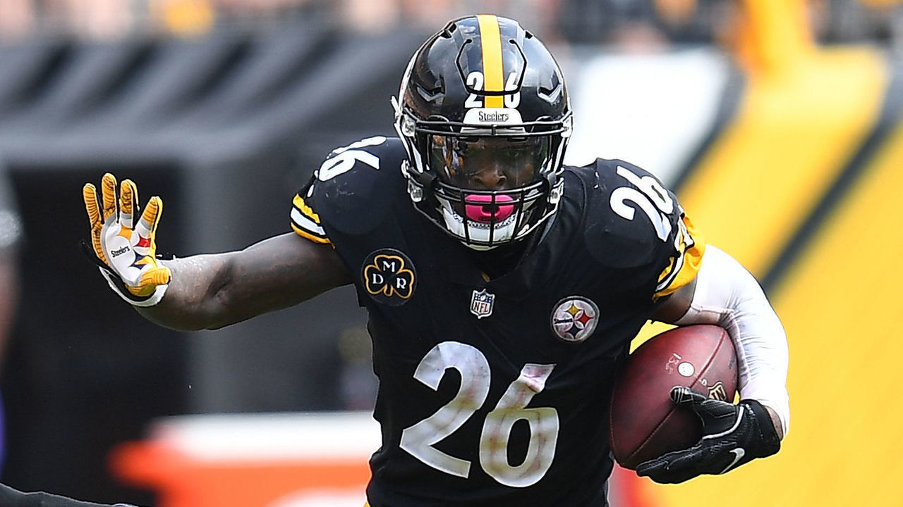 PITTSBURGH, PA - SEPTEMBER 17: Le'Veon Bell #26 of the Pittsburgh Steelers in action during the game against the Minnesota Vikings at Heinz Field on September 17, 2017 in Pittsburgh, Pennsylvania.