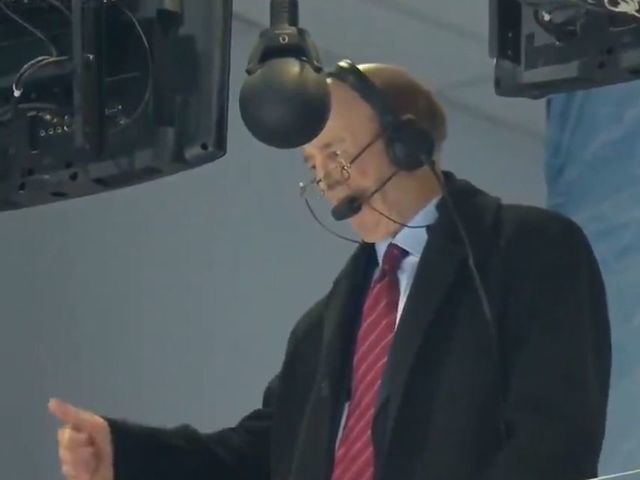 Watch: Bob Cole gets tribute, standing ovation during final game in Toronto