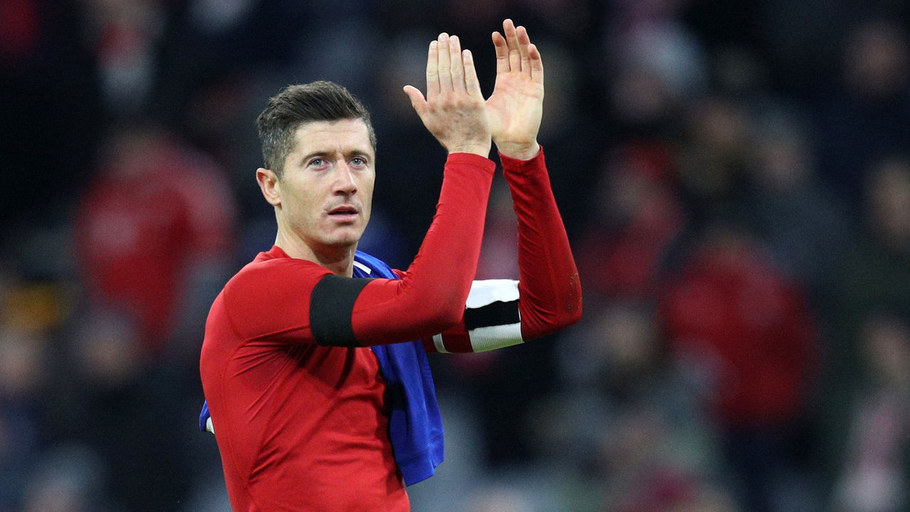 MUNICH, GERMANY - FEBRUARY 09: Robert Lewandowski of Bayern Munich acknowledges the fans after the Bundesliga match between FC Bayern Muenchen and FC Schalke 04 at Allianz Arena on February 9, 2019 in Munich, Germany.