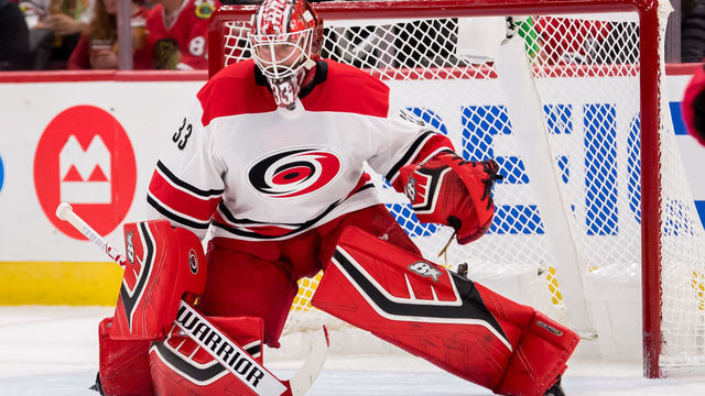 CHICAGO, IL - NOVEMBER 08: Carolina Hurricanes goaltender Scott Darling (33) in action during a game between the Carolina Hurricanes and the Chicago Blackhawks on November 8, 2018, at the United Center in Chicago, IL.