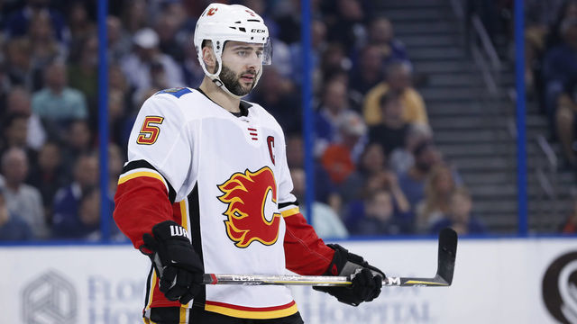 TAMPA, FL - JANUARY 11: Calgary Flames defenseman Mark Giordano (5) in the second period of the NHL game between the Calgary Flames and Tampa Bay Lightning on January 11, 2018 at Amalie Arena in Tampa, FL.