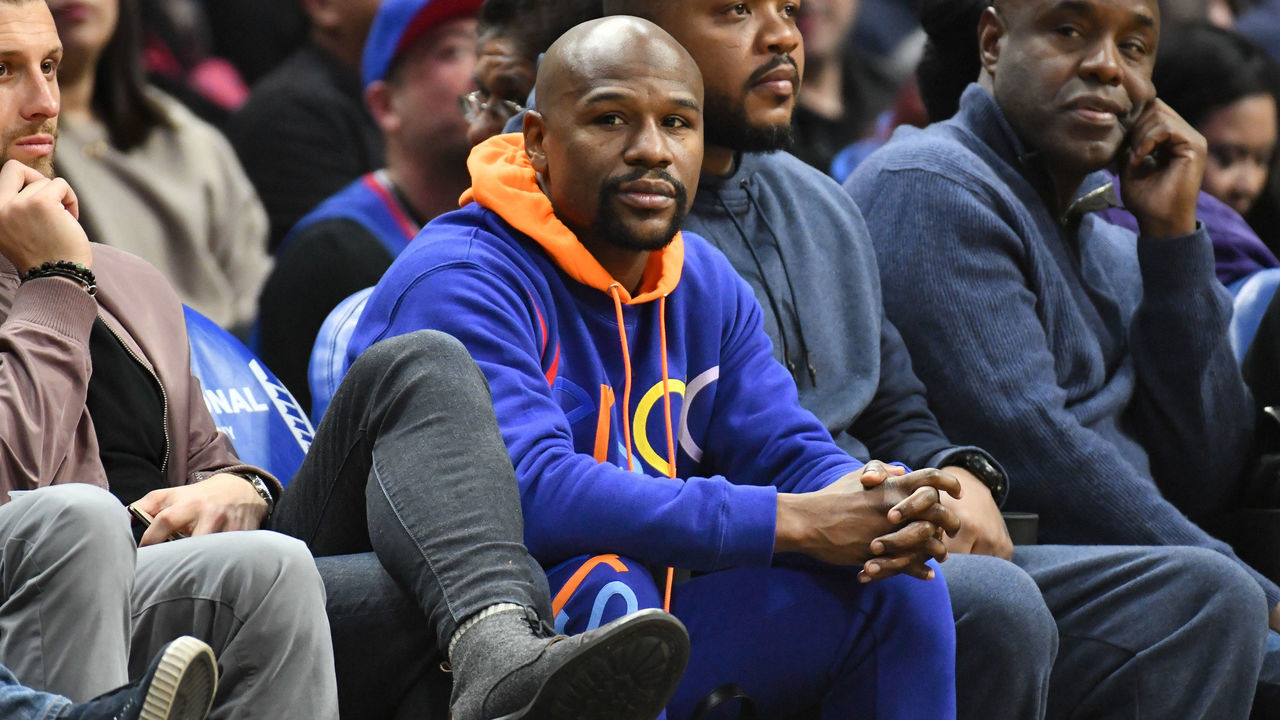 LOS ANGELES, CALIFORNIA - JANUARY 08: Floyd Mayweather Jr. attends a basketball game between the Los Angeles Clippers and the Charlotte Hornets at Staples Center on January 08, 2019 in Los Angeles, California.
