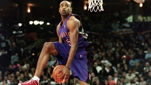 13 Feb 2000: Vince Carter #15 of the Toronto Raptors jumps during the NBA Allstar Game Slam Dunk Contest at the Oakland Coliseum in Oakland, California. Mandatory Credit: Jed Jacobsohn /Allsport
