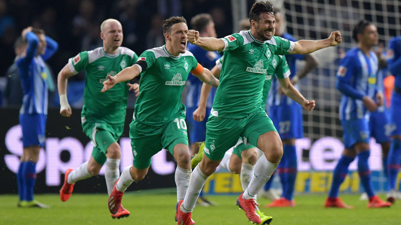 BERLIN, GERMANY - FEBRUARY 16: Claudio Pizarro of Werder Bremen celebrates after scoring his team's first goal during the Bundesliga match between Hertha BSC and SV Werder Bremen at Olympiastadion on February 16, 2019 in Berlin, Germany.