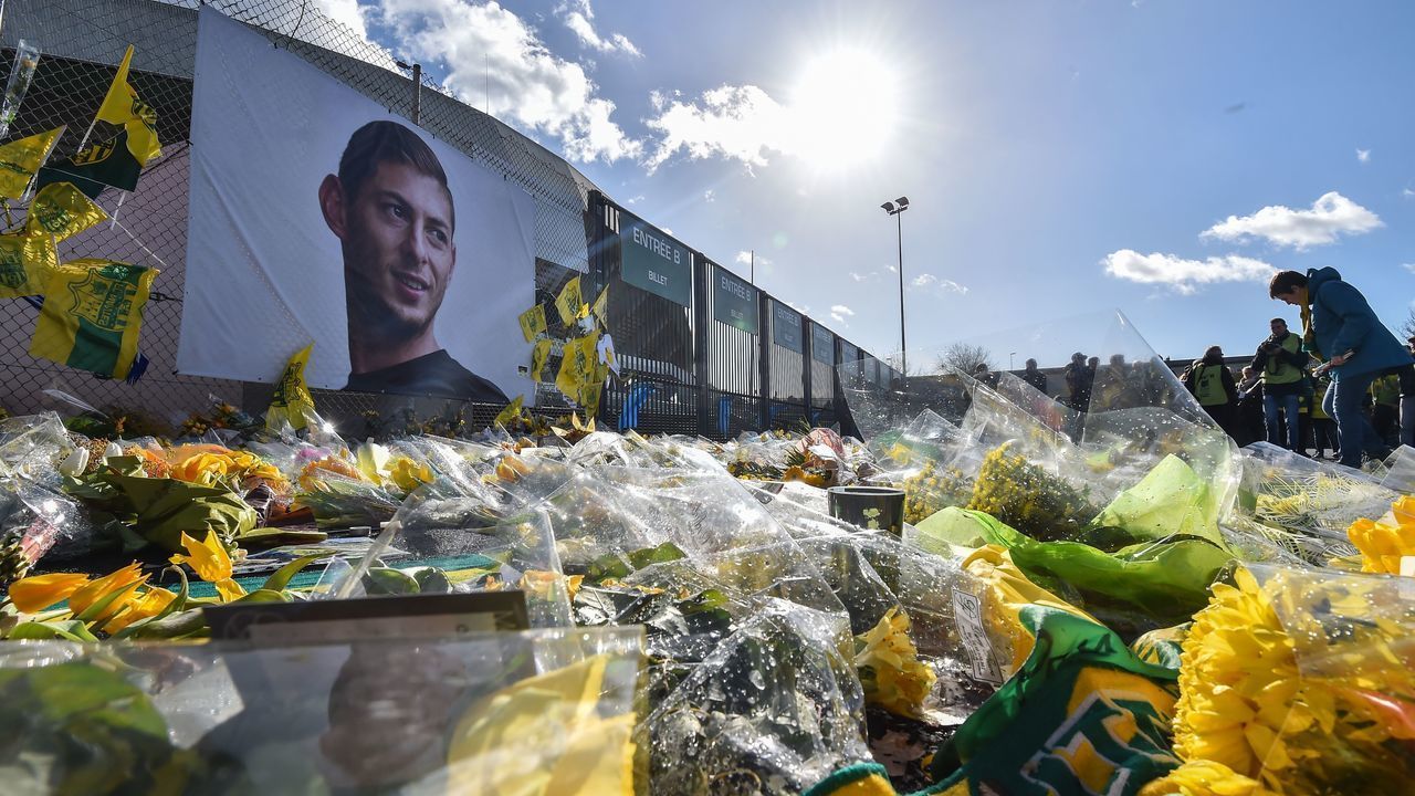 TOPSHOT - FC Nantes supporters gather in front of a portrait of late Argentinian forward Emiliano Sala prior to the French L1 football match between FC Nantes and Nimes Olympique at the La Beaujoire stadium in Nantes, western France on February 10, 2019. - FC Nantes football club announced on February 8, 2019 that it will freeze the #9 jersey as a tribute to Cardiff City and former Nantes footballer Emiliano Sala who died in a plane crash in the English Channel on January 21, 2019.