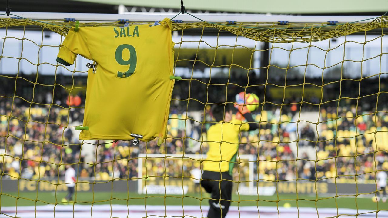 TOPSHOT - A #9 jersey is displayed on the goal in memory of late Argentinian forward Emiliano Sala prior to the French L1 football match between FC Nantes and Nimes Olympique at the La Beaujoire stadium in Nantes, western France on February 10, 2019. - FC Nantes football club announced on February 8, 2019 that it will freeze the #9 jersey as a tribute to Cardiff City and former Nantes footballer Emiliano Sala who died in a plane crash in the English Channel on January 21, 2019.