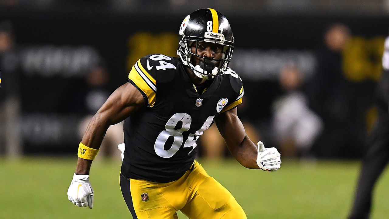 PITTSBURGH, PA - DECEMBER 02: Antonio Brown #84 of the Pittsburgh Steelers in action during the game against the Los Angeles Chargers at Heinz Field on December 2, 2018 in Pittsburgh, Pennsylvania.