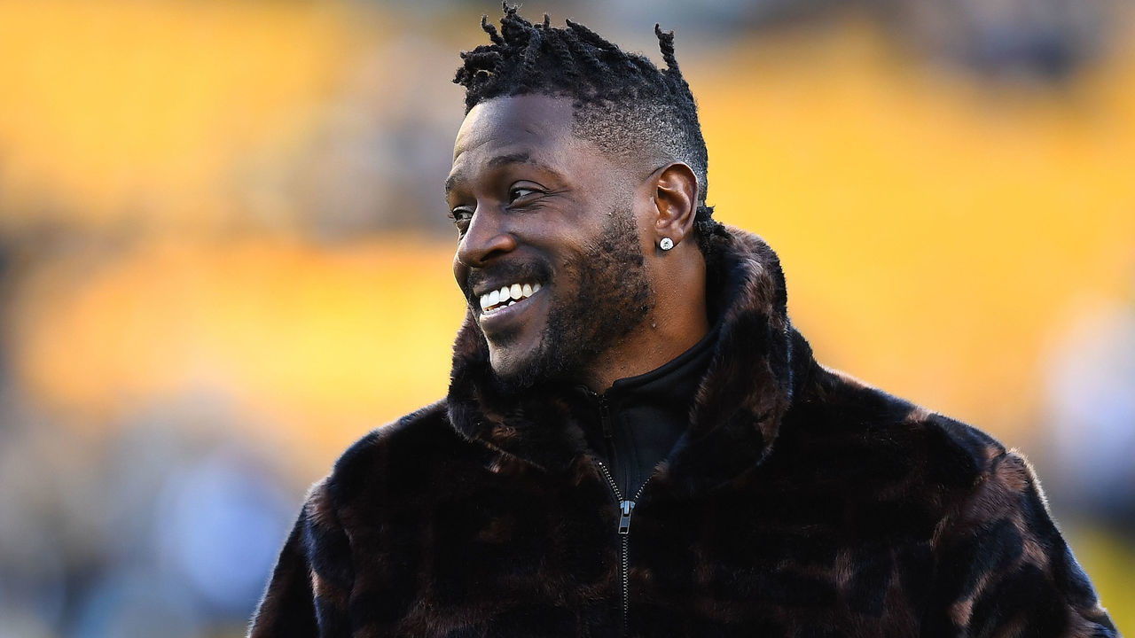 PITTSBURGH, PA - DECEMBER 30: Antonio Brown #84 of the Pittsburgh Steelers looks on during warmups prior to the game against the Cincinnati Bengals at Heinz Field on December 30, 2018 in Pittsburgh, Pennsylvania.