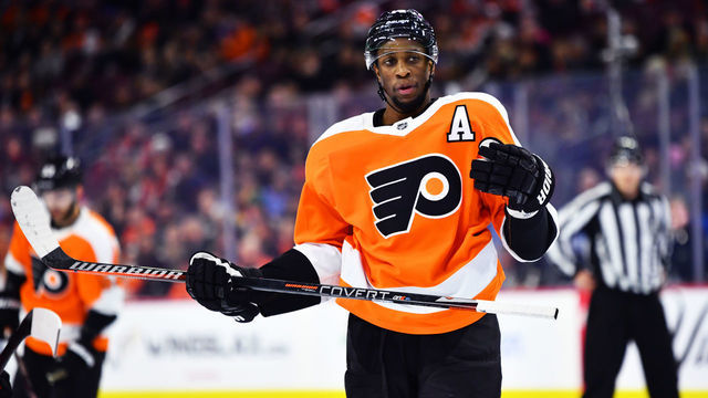 PHILADELPHIA, PA - FEBRUARY 19: Philadelphia Flyers Right Wing Wayne Simmonds (17) calls out to teammates between plays in the first period during the game between the Tampa Bay Lightning and Philadelphia Flyers on February 19, 2019 at Wells Fargo Center in Philadelphia, PA.