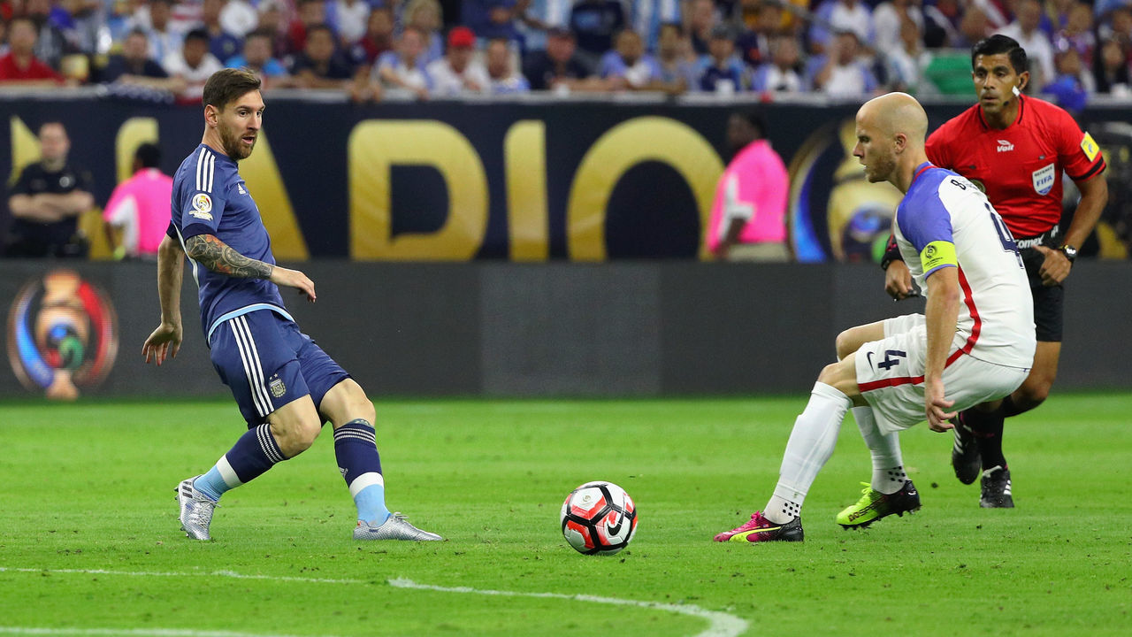 HOUSTON, TX - JUNE 21: Lionel Messi #10 of Argentina passes the ball against Michael Bradley #4 of United States in the first half during a 2016 Copa America Centenario Semifinal match at NRG Stadium on June 21, 2016 in Houston, Texas.