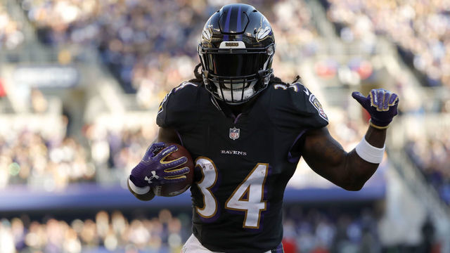 BALTIMORE, MD - NOVEMBER 04: Running Back Alex Collins #34 of the Baltimore Ravens rushes for a touchdown in the third quarter against the Pittsburgh Steelers at M&T Bank Stadium on November 4, 2018 in Baltimore, Maryland.