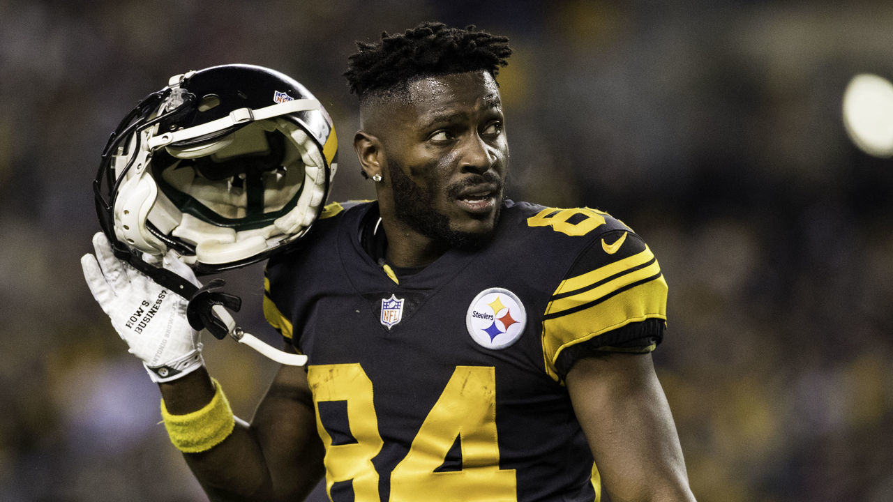 PITTSBURGH, PA -DECEMBER 16: Pittsburgh Steelers wide receiver Antonio Brown (84) looks on during the NFL football game between the New England Patriots and the Pittsburgh Steelers on December 16, 2018 at Heinz Field in Pittsburgh, PA.