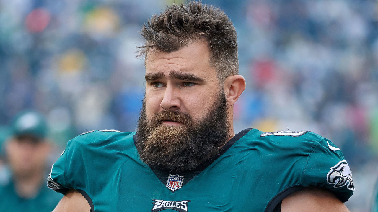 PHILADELPHIA, PA - OCTOBER 29: Philadelphia Eagles center Jason Kelce (62) looks on during the NFL football game between the San Francisco 49ers and the Philadelphia Eagles on October 29, 2017 at Lincoln Financial Field in Philadelphia, Pennsylvania. The Philadelphia Eagles defeated the San Francisco 49ers by the score of 33-10.