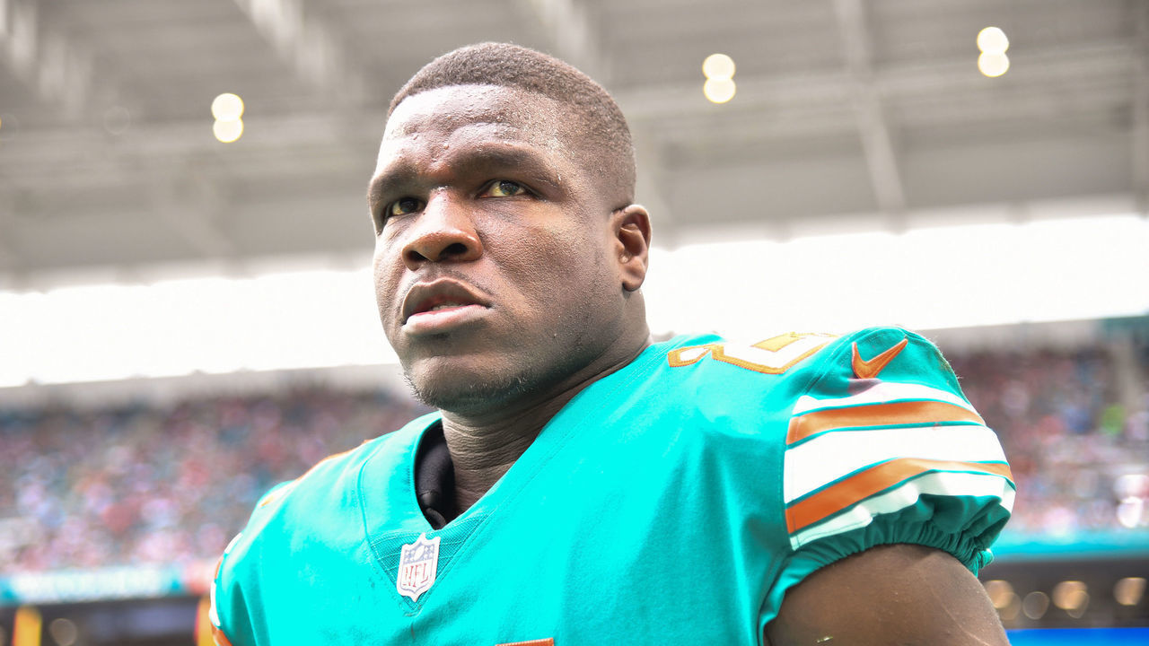 MIAMI, FL - DECEMBER 09: Frank Gore #21 of the Miami Dolphins in action against the New England Patriots at Hard Rock Stadium on December 9, 2018 in Miami, Florida.