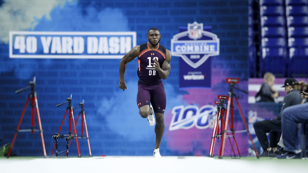 INDIANAPOLIS, IN - MARCH 04: Defensive back Jamel Dean of Auburn runs the 40-yard dash during day five of the NFL Combine at Lucas Oil Stadium on March 4, 2019 in Indianapolis, Indiana.