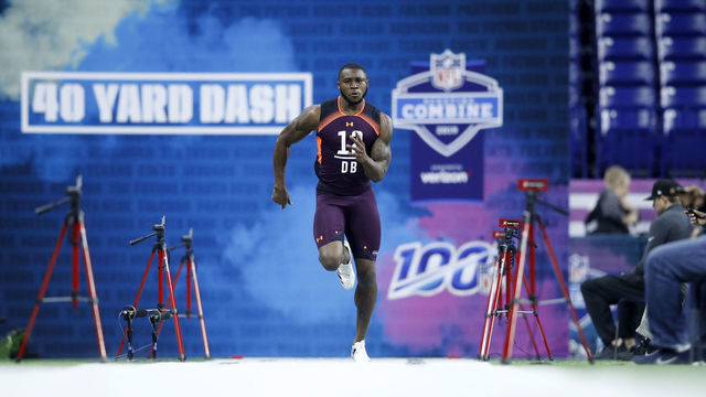 INDIANAPOLIS, IN - MARCH 04: Defensive back Jamel Dean of Auburn runs the 40-yard dash during day five of the NFL Combine at Lucas Oil Stadium on March 4, 2019 in Indianapolis, Indiana.