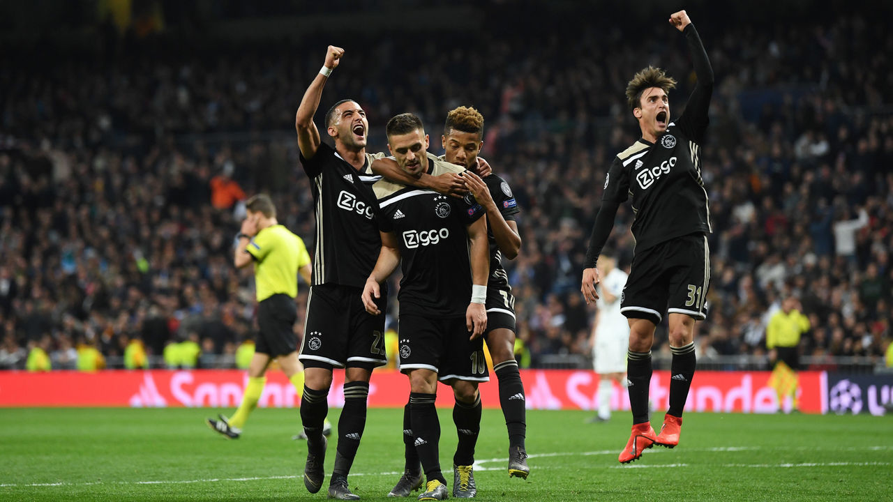 MADRID, SPAIN - MARCH 05: Dusan Tadic of Ajax (10) celebrates as he scores his team's third goal with team mates during the UEFA Champions League Round of 16 Second Leg match between Real Madrid and Ajax at Bernabeu on March 05, 2019 in Madrid, Spain.