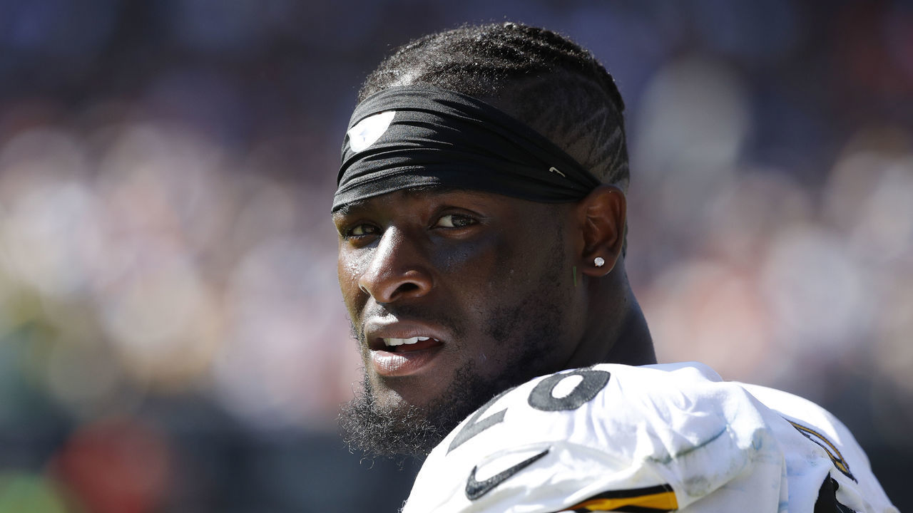CHICAGO, IL - SEPTEMBER 24: Le'Veon Bell #26 of the Pittsburgh Steelers looks on during a game against the Chicago Bears at Soldier Field on September 24, 2017 in Chicago, Illinois. The Bears won 23-17 in overtime.
