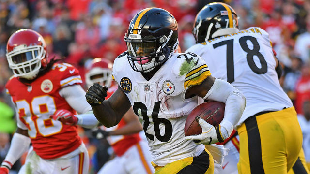 KANSAS CITY, MO - OCTOBER 15: Running back Le'Veon Bell #26 of the Pittsburgh Steelers runs up the field against the Kansas City Chiefs during the second half on October 15, 2017 at Arrowhead Stadium in Kansas City, Missouri.