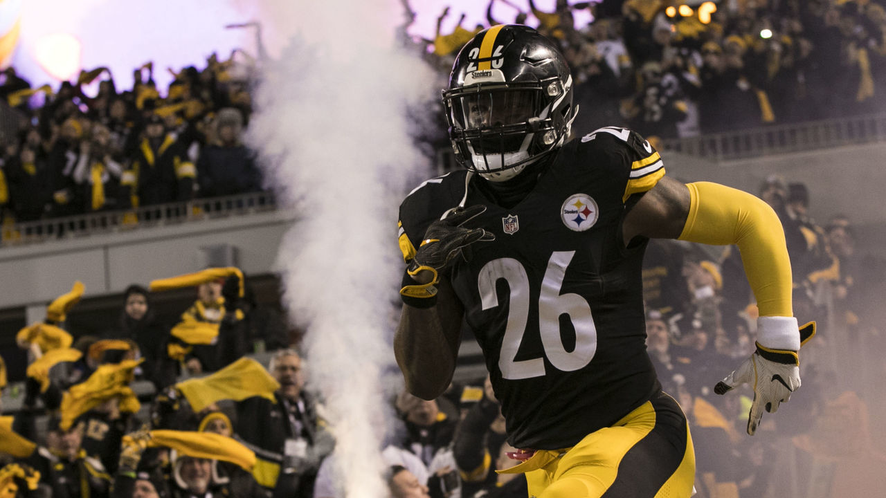 PITTSBURGH, PA - DECEMBER 10: Pittsburgh Steelers Running Back Le'Veon Bell (26) runs out on the field during the game between the Baltimore Ravens and the Pittsburgh Steelers on December 10, 2017 at Heinz Field in Pittsburgh, Pa.