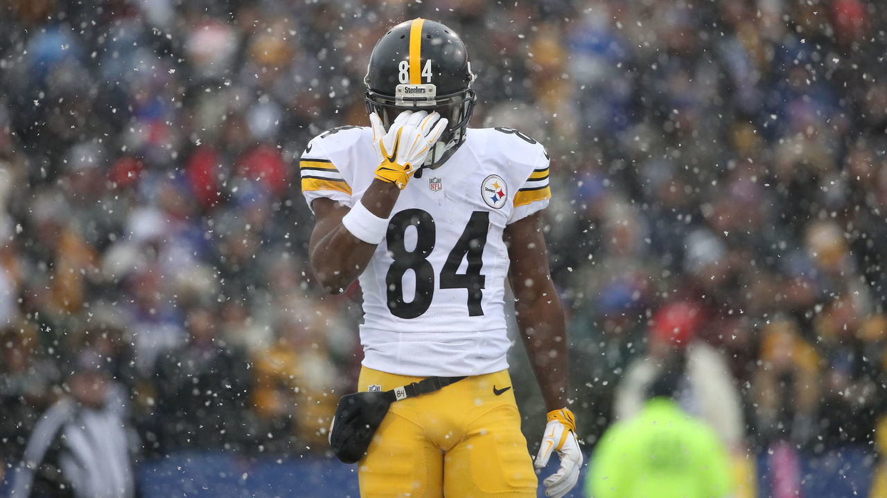 ORCHARD PARK, NY - DECEMBER 11: Antonio Brown #84 of the Pittsburgh Steelers during NFL game action against the Buffalo Bills at New Era Field on December 11, 2016 in Orchard Park, New York.