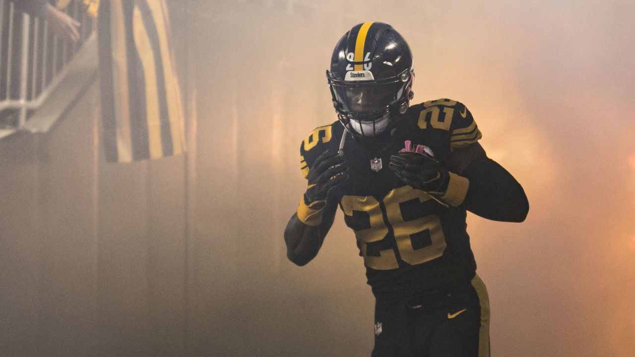 PITTSBURGH, PA - NOVEMBER 16: Pittsburgh Steelers Running Back Le'Veon Bell (26) is announced during the game between the Tennessee Titans and the Pittsburgh Steelers on November 16, 2017 at Heinz Field in Pittsburgh, Pa.
