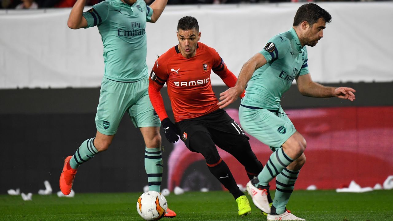 Rennes' French forward Hatem Ben Arfa (C) vies with Arsenal's Greek defender Sokratis Papastathopoulos (R) during the UEFA Europa League round of 16 first leg football match between Stade Rennais FC and Arsenal FC at the Roazhon Park stadium in Rennes, northwestern France on March 7, 2019.