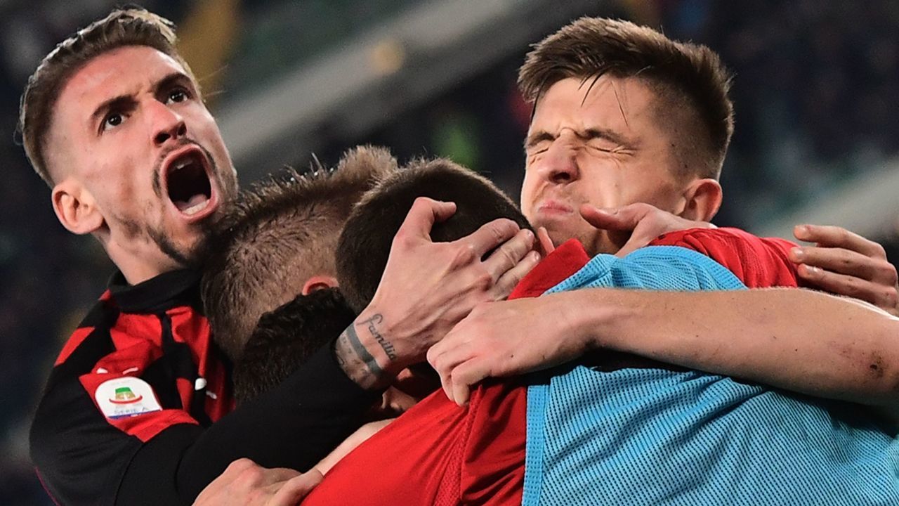 AC Milan's Polish forward Krzysztof Piatek (R) celebrates with AC Milan's Spanish forward Samuel Castillejo (L) and teammates after scoring during the Italian Serie A football match Chievo Verona vs AC Milan on March 9, 2019 at the Marcantonio-Bentegodi stadium in Verona.