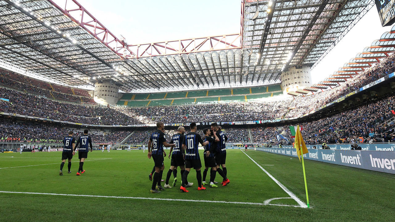 MILAN, ITALY - MARCH 10: Roberto Gagliardini of FC Internazionale celebrates with team-mates after scoring the second goal during the Serie A match between FC Internazionale and SPAL at Stadio Giuseppe Meazza on March 10, 2019 in Milan, Italy.