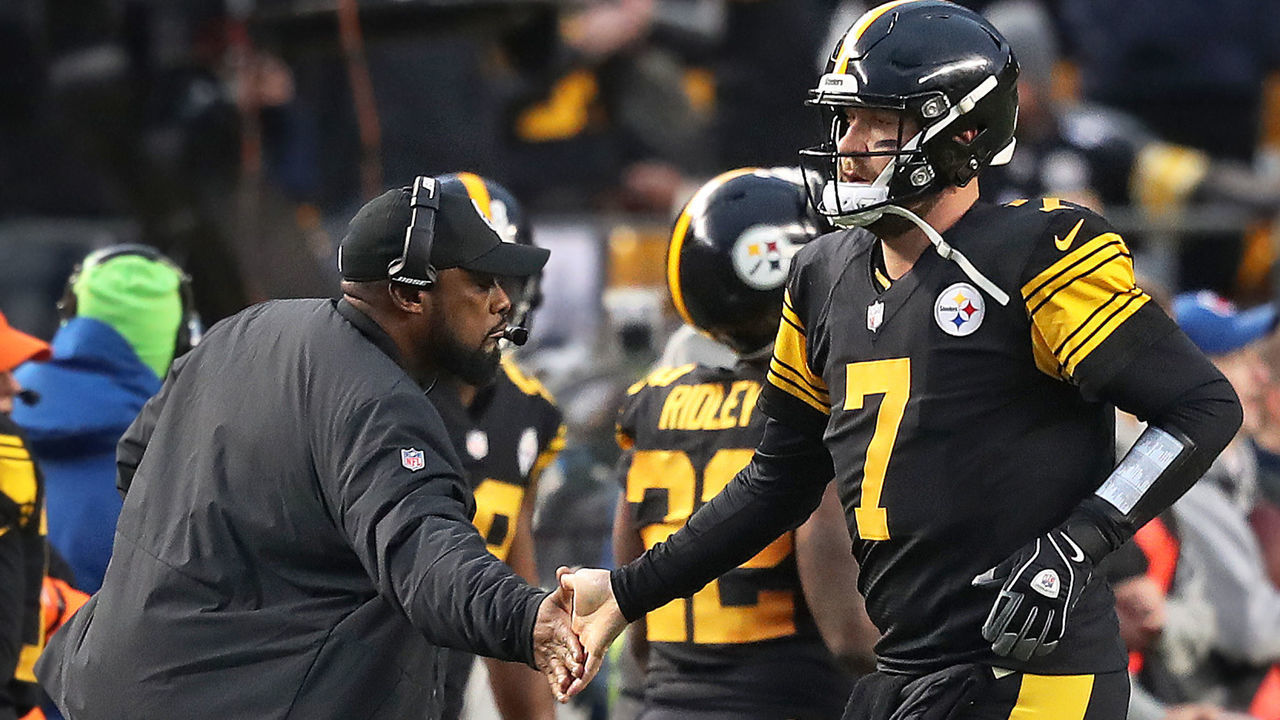 PITTSBURGH, PA - DECEMBER 16: Pittsburgh Steelers head coach Mike Tomlin, left, gives a hand to Steelers quarterback Ben Roethlisberger, right, after Pittsburgh's first touchdown of the game in the first quarter. The New England Patriots visit the Pittsburgh Steelers in a regular season NFL football game at Heinz Field in Pittsburgh, PA on Dec. 16, 2018.