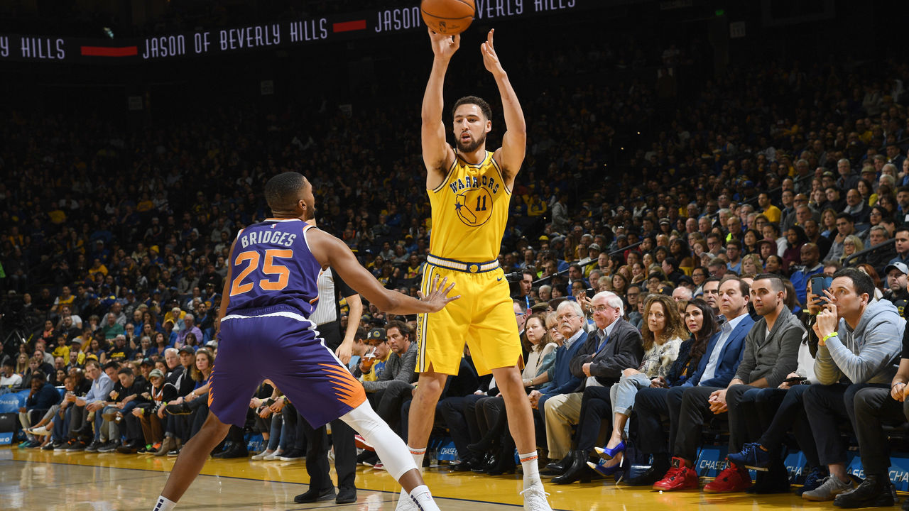 OAKLAND, CA - MARCH 10: Klay Thompson #11 of the Golden State Warriors shoots the ball against the Phoenix Suns on March 10, 2019 at ORACLE Arena in Oakland, California. NOTE TO USER: User expressly acknowledges and agrees that, by downloading and or using this photograph, user is consenting to the terms and conditions of Getty Images License Agreement. Mandatory Copyright Notice: Copyright 2019 NBAE
