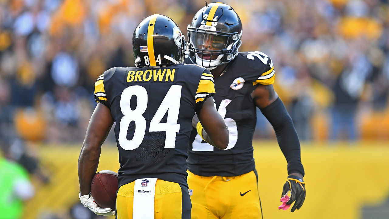 PITTSBURGH, PA - OCTOBER 22: Antonio Brown #84 of the Pittsburgh Steelers celebrates his seven-yard touchdown reception in the first quarter with Le'Veon Bell #26 during the game against the Cincinnati Bengals at Heinz Field on October 22, 2017 in Pittsburgh, Pennsylvania.