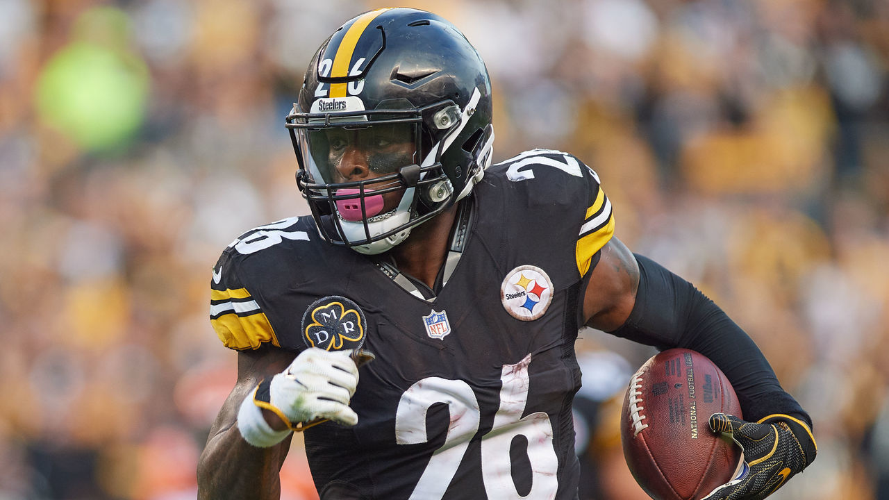 PITTSBURGH, PA - OCTOBER 22: Pittsburgh Steelers running back Le'Veon Bell (26) carries the ball during an NFL game between the Cincinnati Bengals and the Pittsburgh Steelers on October 22, 2017 at Heinz Field in Pittsburgh, PA.