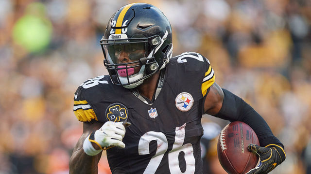 PITTSBURGH, PA - OCTOBER 22: Pittsburgh Steelers running back Le'Veon Bell (26) carries the ball during an NFL game between the Cincinnati Bengals and the Pittsburgh Steelers on October 22, 2017 at Heinz Field in Pittsburgh, PA.