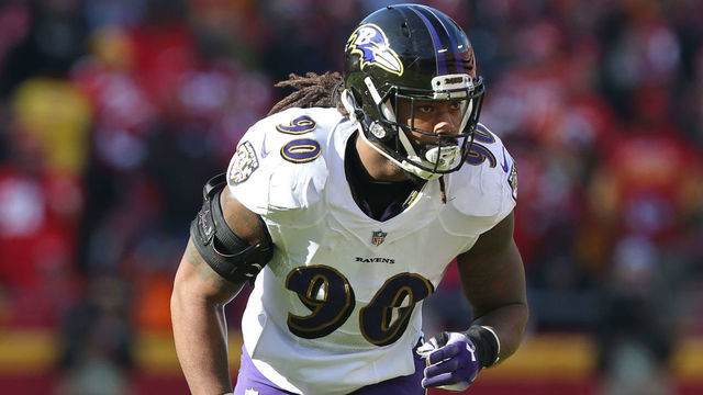 KANSAS CITY, MO - DECEMBER 09: Baltimore Ravens outside linebacker Za'Darius Smith (90) before the snap during an NFL game between the Baltimore Ravens and Kansas City Chiefs on December 9, 2018 at Arrowhead Stadium in Kansas City, MO.