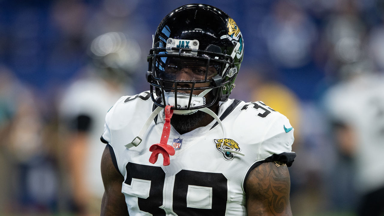 INDIANAPOLIS, IN - NOVEMBER 11: Jacksonville Jaguars safety Tashaun Gipson Sr. (39) warms up before the NFL game between the Indianapolis Colts and Jacksonville Jaguars on November 11, 2018, at Lucas Oil Stadium in Indianapolis, IN.
