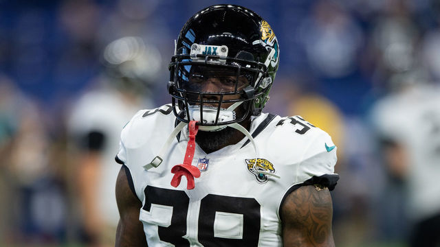 INDIANAPOLIS, IN - NOVEMBER 11: Jacksonville Jaguars safety Tashaun Gipson Sr. (39) warms up before the NFL game between the Indianapolis Colts and Jacksonville Jaguars on November 11, 2018, at Lucas Oil Stadium in Indianapolis, IN.