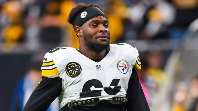 HOUSTON, TX - DECEMBER 25: Pittsburgh Steelers running back Le'Veon Bell (26) warms up before the NFL game between the Pittsburgh Steelers and the Houston Texans on December 25, 2017 at NRG Stadium in Houston, Texas.