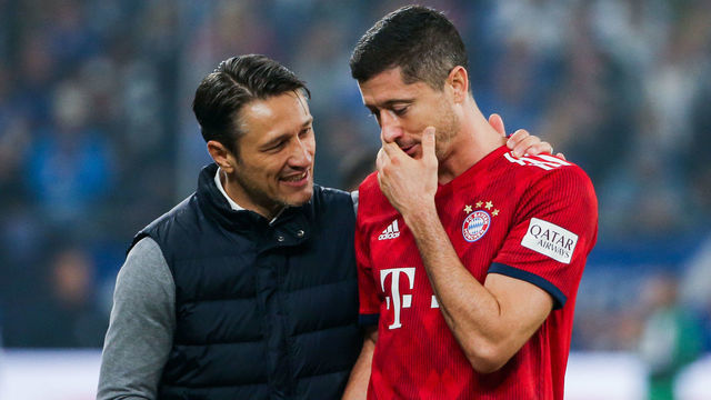 22 September 2018, North Rhine-Westphalia, Gelsenkirchen: Soccer: Bundesliga, FC Schalke 04 v Bayern Munich, 4th matchday in the Veltins Arena. Bayern Munich head coach Niko Kovac thanking Robert Lewandowski. Photo: Rolf Vennenbernd/dpa - WICHTIGER HINWEIS: Gemäß den Vorgaben der DFL Deutsche Fußball Liga bzw. des DFB Deutscher Fußball-Bund ist es untersagt, in dem Stadion und/oder vom Spiel angefertigte Fotoaufnahmen in Form von Sequenzbildern und/oder videoähnlichen Fotostrecken zu verwerten bzw. verwerten zu lassen.