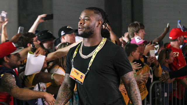 ORLANDO, FL - JANUARY 28: Runningback Le'Veon Bell #26 of the Pittsburgh Steelers of the AFC Team as he arrives to the NFL Pro Bowl Game at Camping World Stadium on January 28, 2018 in Orlando, Florida.