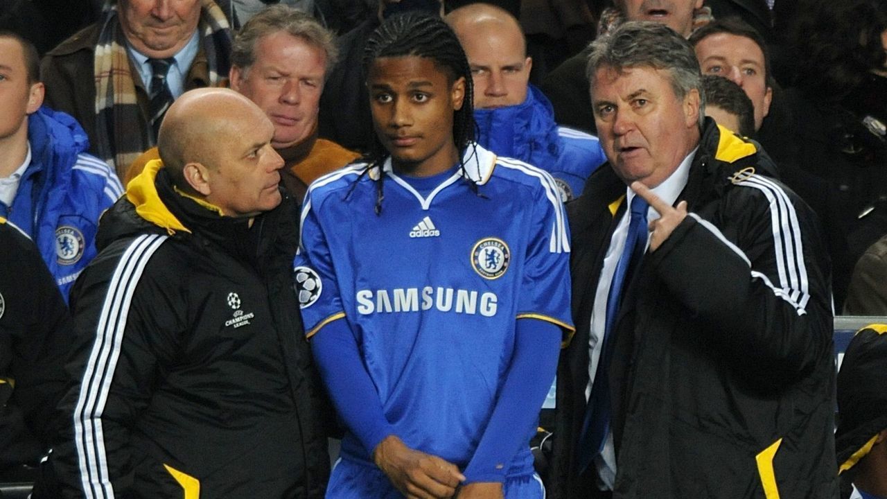 Chelsea's manager Guus Hiddink and his assistant Ray Wilkins give instructions to Michael Mancienne