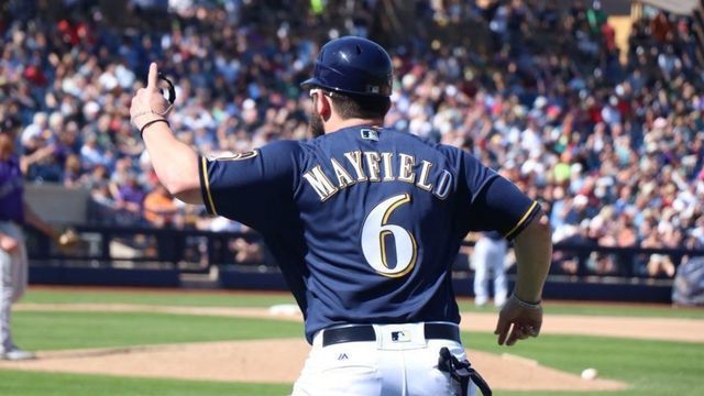 Browns' Mayfield cameos as Brewers' 1st-base coach in spring game