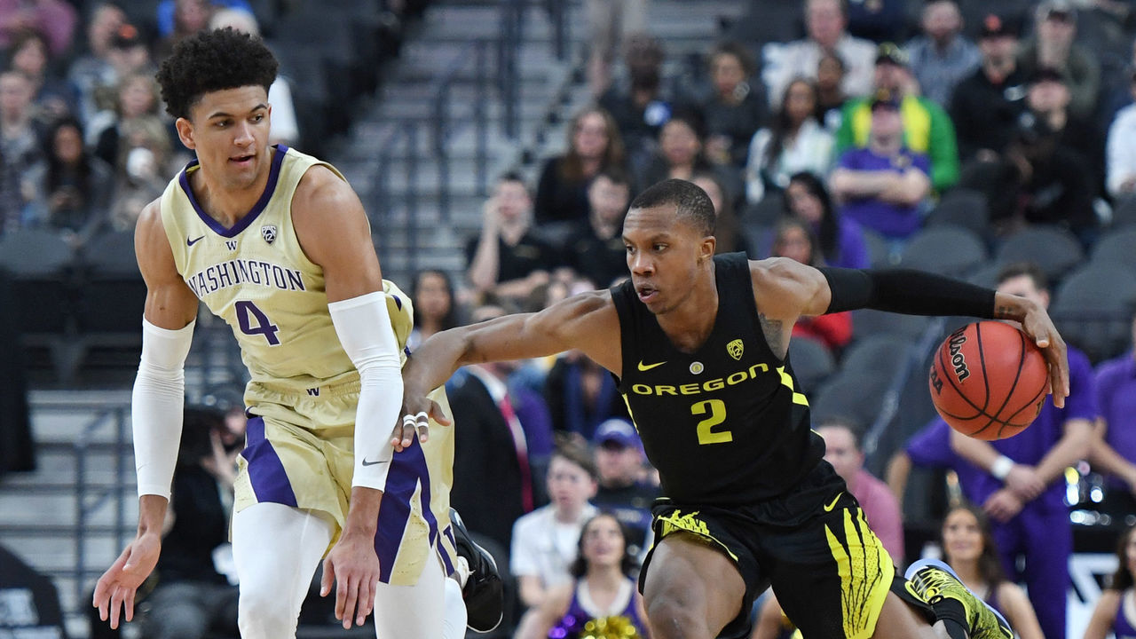 LAS VEGAS, NEVADA - MARCH 16: Louis King #2 of the Oregon Ducks brings the ball up the court against Matisse Thybulle #4 of the Washington Huskies during the championship game of the Pac-12 basketball tournament at T-Mobile Arena on March 16, 2019 in Las Vegas, Nevada. The Ducks defeated the Huskies 68-48.