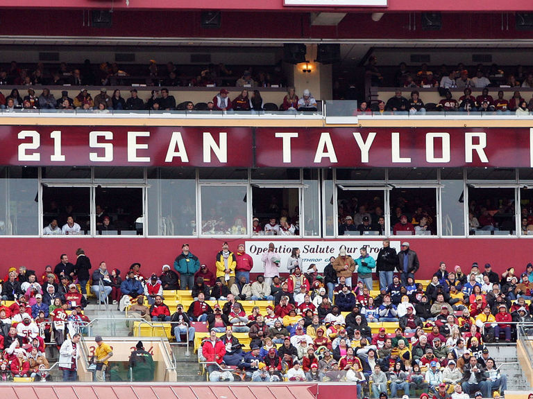 Washington Redskins Santana Moss, with a No. 21 on his jersey