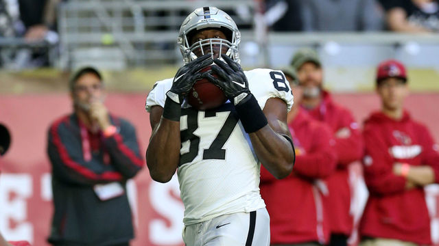 PHOENIX, AZ - NOVEMBER 18: Jared Cook #87 of the Oakland Raiders catches a touchdown pass during the game against the Arizona Cardinals at State Farm Stadium on November 18, 2018 in Glendale, Arizona. The Raiders defeated the Cardinals 23-21.