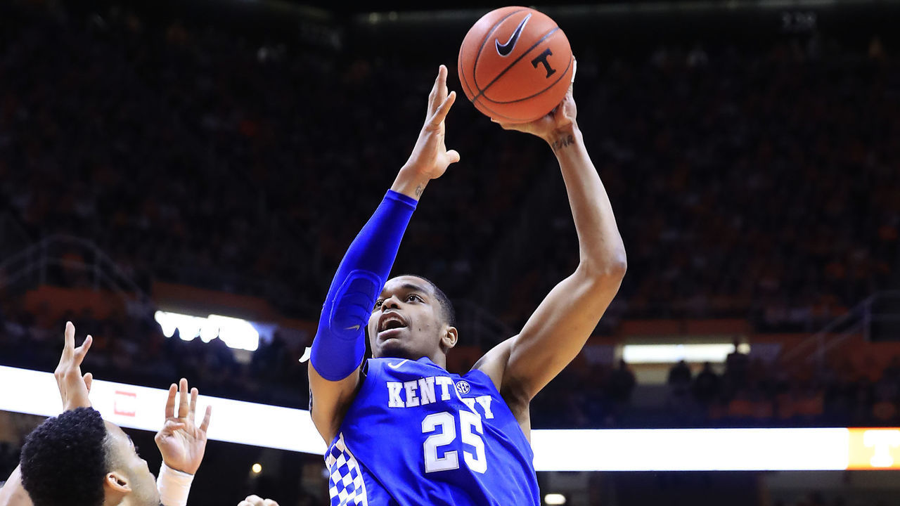 KNOXVILLE, TENNESSEE - MARCH 02: PJ Washington #25 of the Kentucky Wildcats shoots the ball in the game against the Tennessee Volunteers at Thompson-Boling Arena on March 02, 2019 in Knoxville, Tennessee.