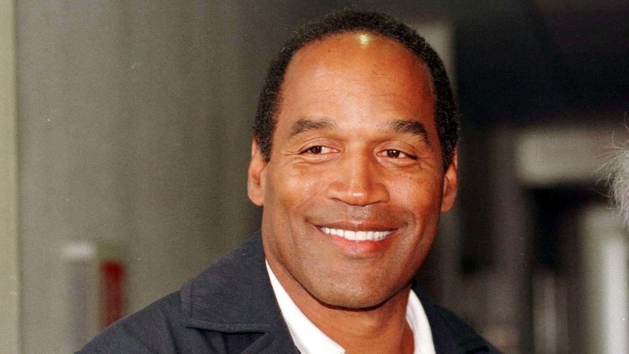 3rd OCTOBER:On this day in 1995 OJ Simpson is Aquitted of killing Nicole Brown. OJ Simpson arrives at Heathrow airport on the first day of his visit to London.