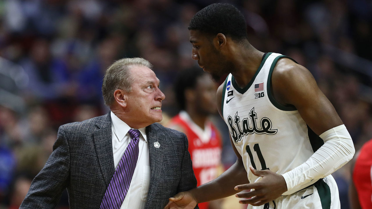 DES MOINES, IOWA - MARCH 21: Head coach Tom Izzo of the Michigan State Spartans glares at Aaron Henry #11 after a play during their game in the First Round of the NCAA Basketball Tournament against the Bradley Braves at Wells Fargo Arena on March 21, 2019 in Des Moines, Iowa.