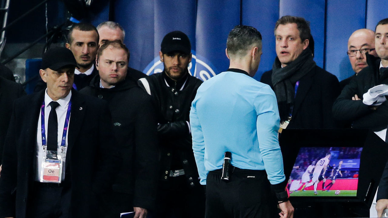 PARIS, FRANCE - MARCH 6: referee Damir Skomina looking at VAR with Neymar Jr of Paris Saint Germain, behind him during the UEFA Champions League match between Paris Saint Germain v Manchester United at the Parc des Princes on March 6, 2019 in Paris France